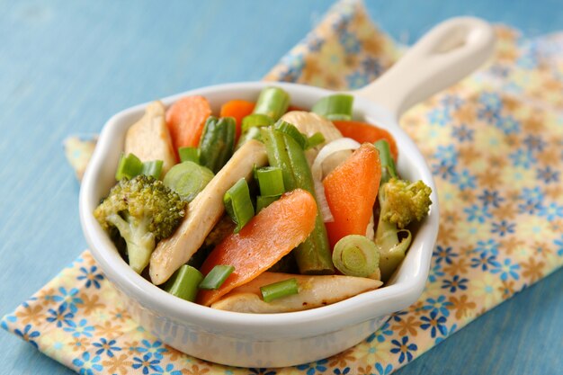 Hühnchenbraten mit Gemüse (Karotten, Zwiebeln, Broccoli, grüne Bohnen)