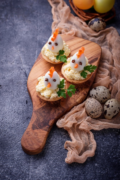 Hühner aus Eiern. Ostern Vorspeisen für Party