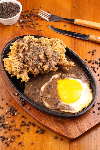 Hühner-Eier-Crispy-Steak mit Schwarzpapier-Sauce