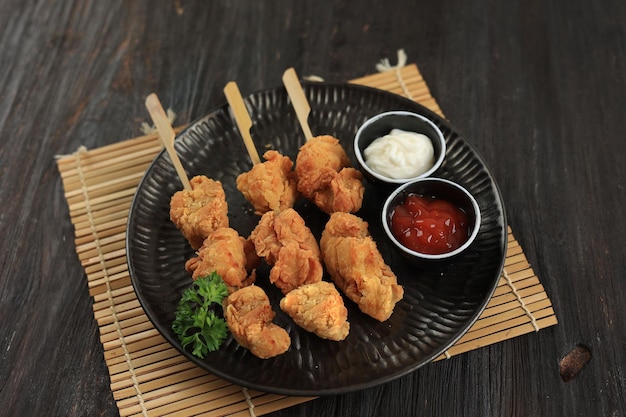 Hühner-Karaage im japanischen Stil im Tatsuta-Zeitalter mit Bambostick