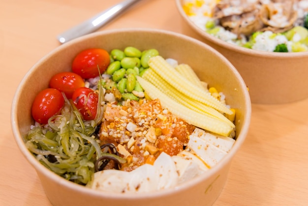 Hühner- und Gemüse-Reis-Poke-Schüssel