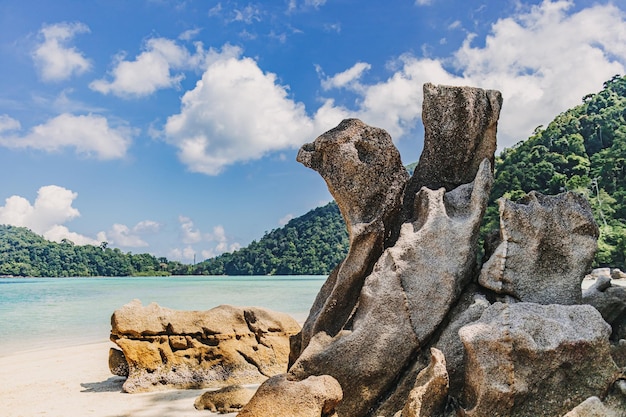 Hühner- und schildkrötenfelsen am strand von mu ko surin thailand