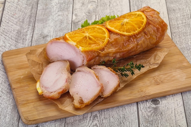 Foto hühnerbrötchen mit orange und thymian