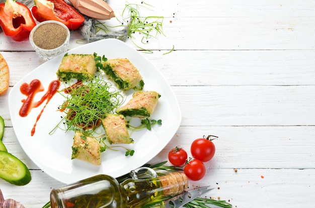 Hühnerbrötchen mit Spinat und Käse Draufsicht Freier Platz für Ihren Text