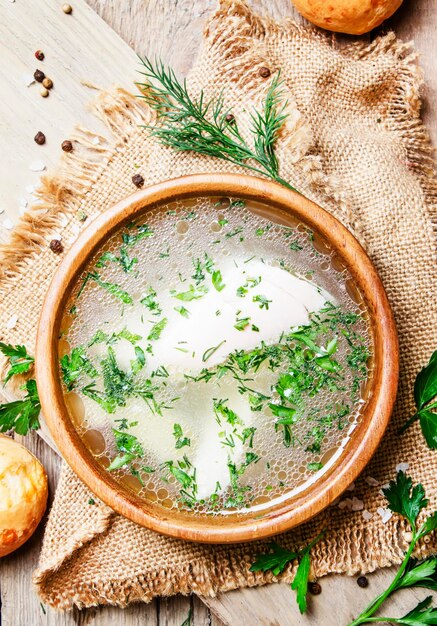 Hühnerbrühe mit weißem Fleisch im rustikalen Stil Vintage Holzhintergrund Draufsicht