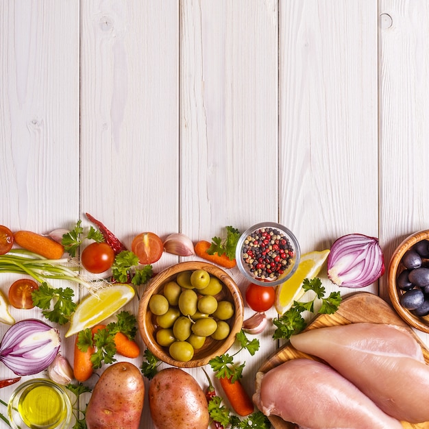 Hühnerbrust mit frischem Gemüse und Gewürzen zum Kochen.