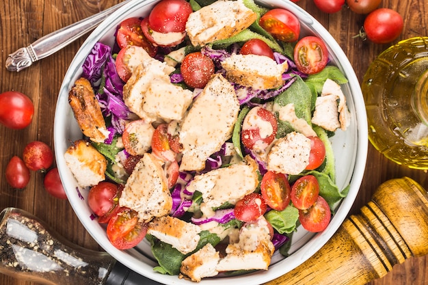 Hühnerbrust mit frischem Salat. Gesundes Mittagsmenü. Diätessen.