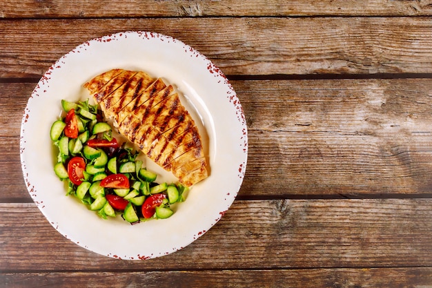 Hühnerbrust mit Gemüsesalat mit Gurke und Tomate