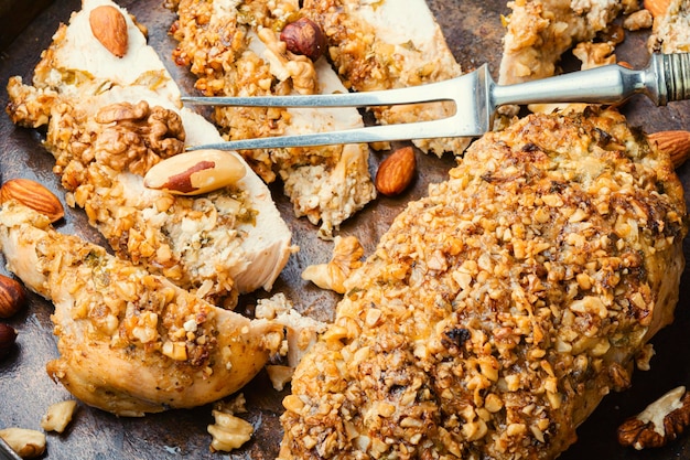 Foto hühnerbrust mit nuss gebacken