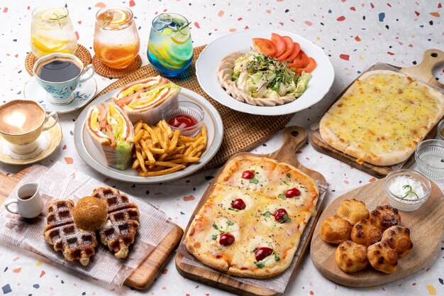 Hühnerbrustsalat Pizza Gorgonzola Margarita Club Sandwich Sole Waffeln Croissant gebratene Kartoffel Ade Grapefruit Zitrone Blaubeere Latte Americano Schokolade handgefertigt