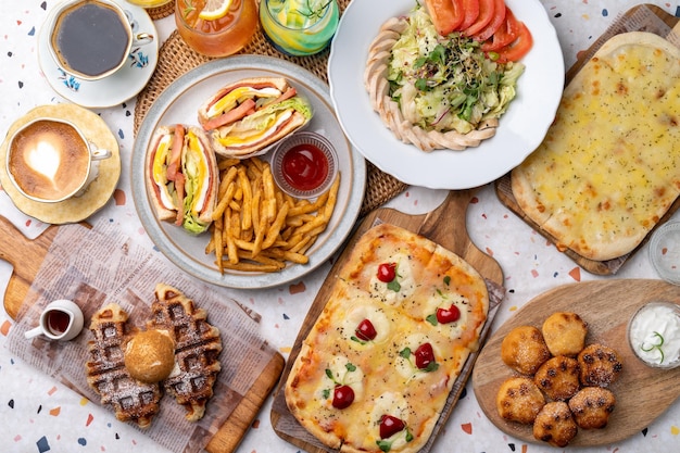 Hühnerbrustsalat Pizza Gorgonzola Margarita Club Sandwich Sole Waffeln Croissant gebratene Kartoffel Ade Grapefruit Zitrone Blaubeere Latte Americano Schokolade handgefertigt