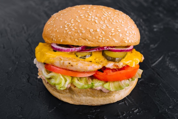 Hühnerburger auf schwarzem Steintisch