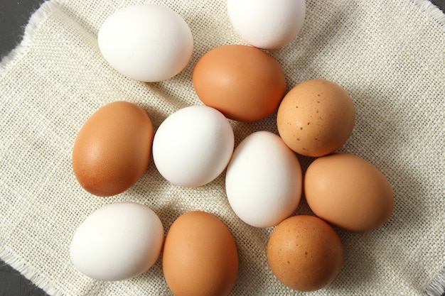 Hühnereier auf dem Tisch Bauernhofprodukte natürliche Eier