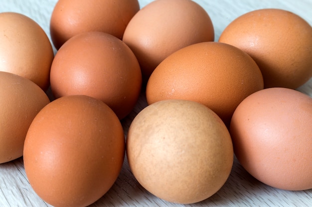 Hühnereier auf Küchentisch. Gesundes Bio-Essen, leckeres Essen, Cholesterin und Diätkonzept.