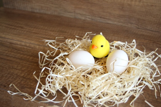 Hühnereier im Nest Vögel nisten mit einem Gelege von Eiern. Huhn im Nest mit weißen Eiern Kleines Küken