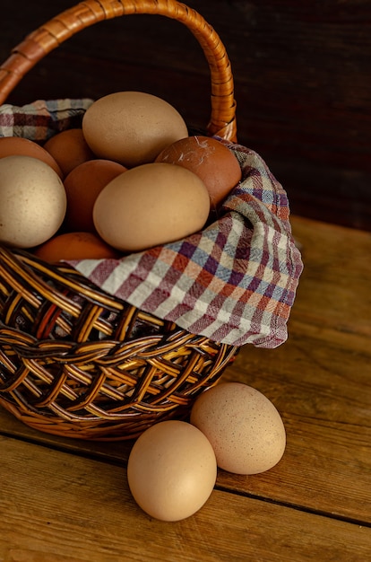 Hühnereier in einem Nest aus Heu und Weidenkorb