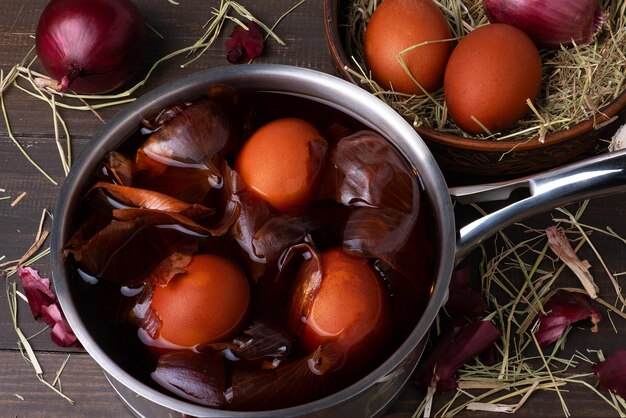 Hühnereier zu Ostern mit Zwiebelschalen färben