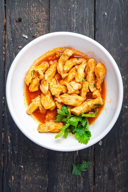 Hühnereintopf Fleisch Tomatensauce geschmorte Hähnchenbrust Stroganoff Lebensmittel frischer gesunder Snack