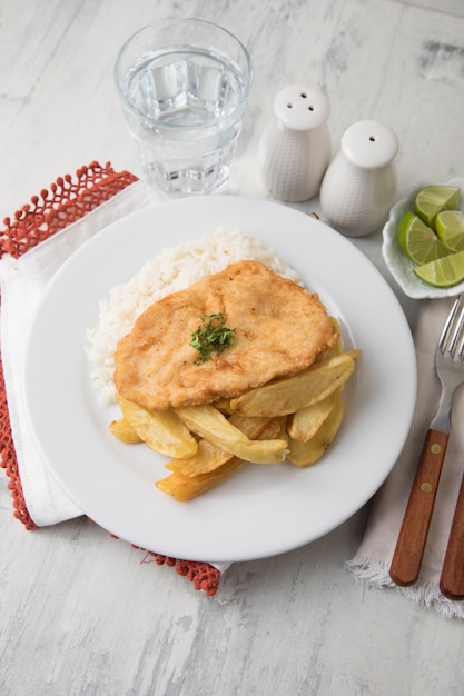 Hühnerfilet-Frites Essen Buffet peruanischer Tisch Verschiedene Gerichte Gourmetküche traditioneller Peruaner