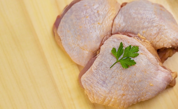 Hühnerfleisch auf einem hellen Hintergrund selektiver Fokus