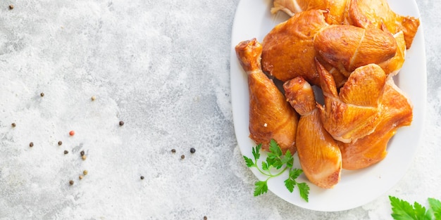 Foto hühnerfleisch barbecue snack gegrillte geflügelstücke gebraten