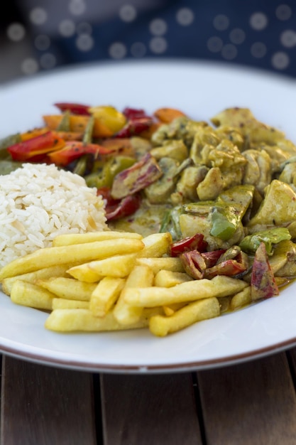 Hühnerfleisch mit Currysoße