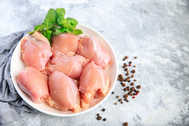Hühnerfleisch ohne Knochen rohes Oberschenkelbrei Geflügel frische Mahlzeit Kopie Raum Essen