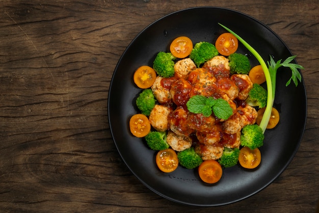 Hühnerfleischbällchen mit Tomatensauce Gesundes Gericht