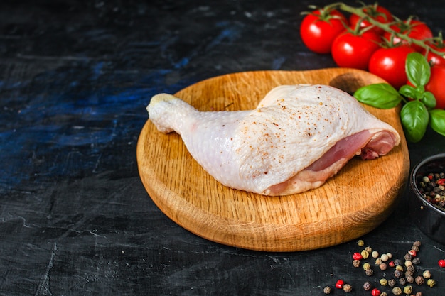 Hühnerfleischstücke rohe Hühnerbeine Oberschenkel Essen