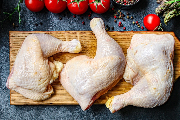 Hühnerfleischstücke rohe Hühnerbeine Oberschenkel Naturprodukt