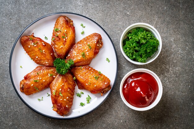 Hühnerflügel mit weißem Sesam grillen