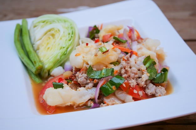 Hühnerfüße Thai würziger Salat