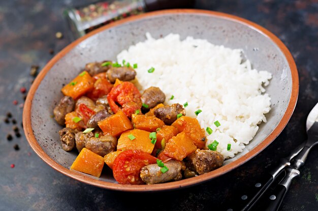 Hühnerherzen mit Kürbis und Tomaten in Tomatensoße.