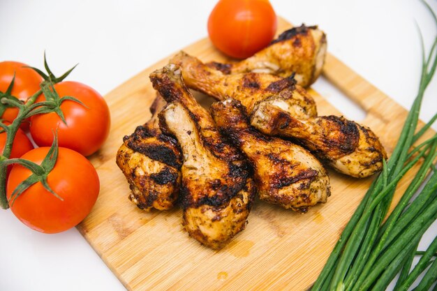 Hühnerkebab mit einer Beilage aus Gemüse und Frühlingszwiebeln. sommerliches fleischgericht.