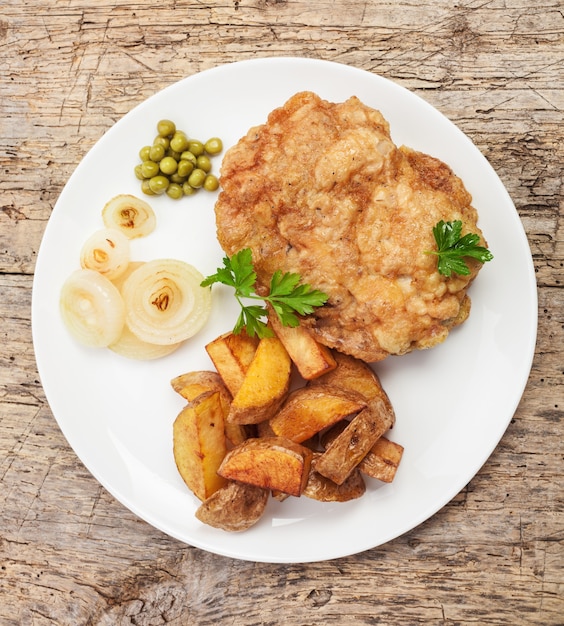 Hühnerkotelett und Pommes mit Gemüse