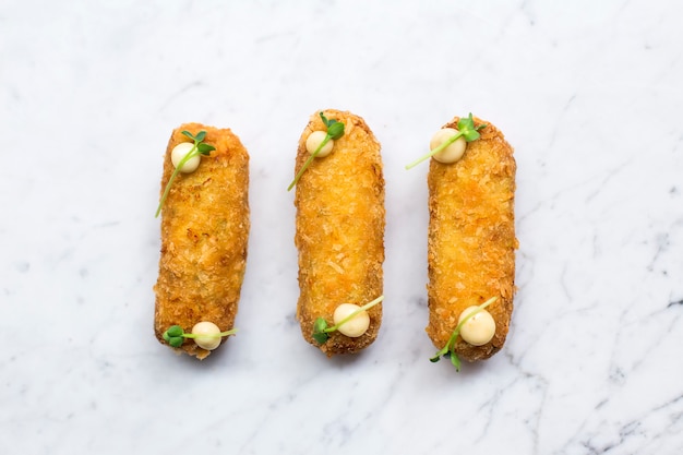 Hühnerkroketten auf dem Tisch