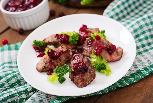 Hühnerleber mit Preiselbeersauce und Salat