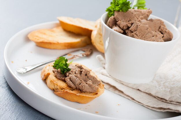 Hühnerleberpastete auf Brot und im Brüllen