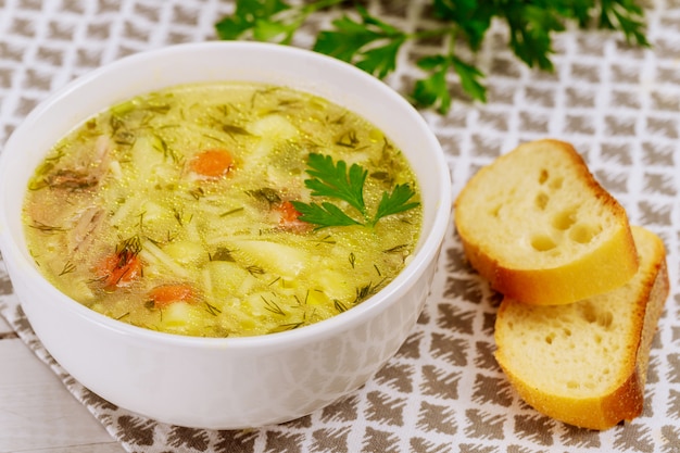 Hühnernudelsuppe mit Petersilie und Brot