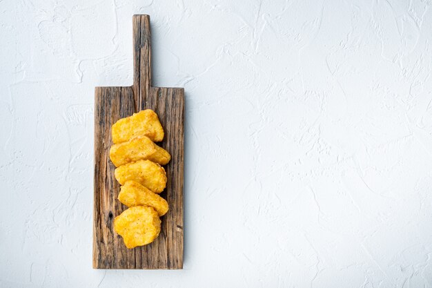 Hühnernuggets gebraten auf weißem Hintergrund