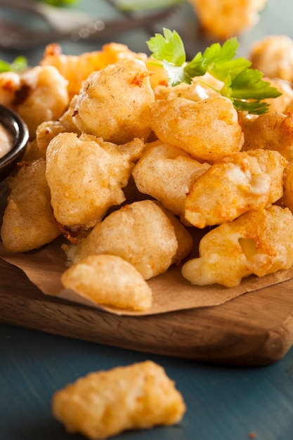 Hühnernuggets mit Pommes Frites auf Holztisch