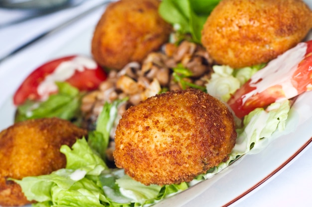 Hühnernuggets mit Salat