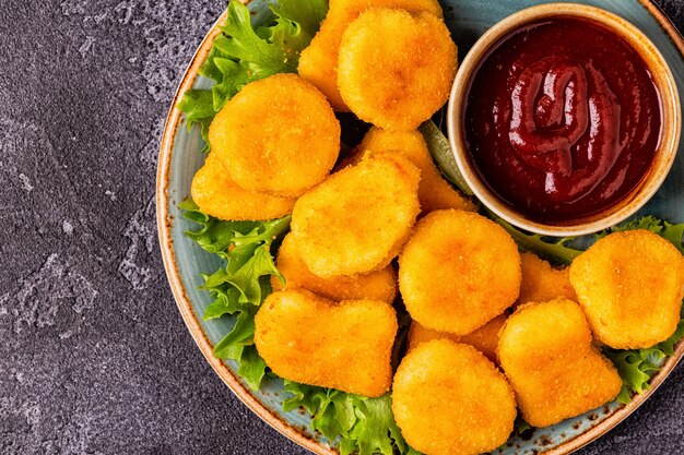 Hühnernuggets mit tomatensauce