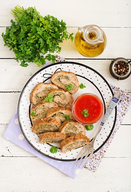 Hühnerroulade Hackfleisch mit Brokkoli und Tomatensauce.