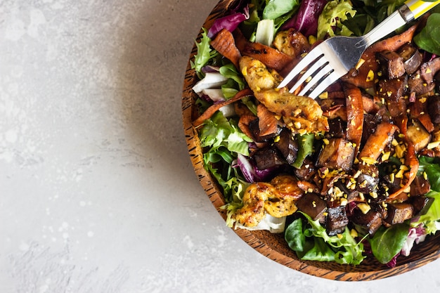 Hühnersalat mit Auberginen-, Karotten- und Grünmischungssalat.