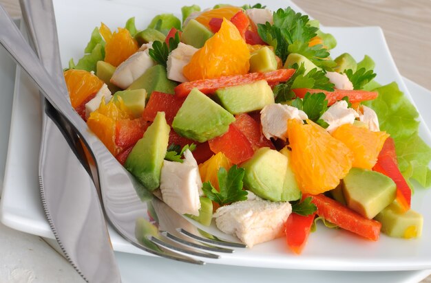 Hühnersalat mit Avocado, Paprika und Orange