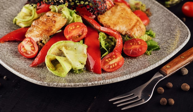 Hühnersalat mit Gemüse auf einem Teller