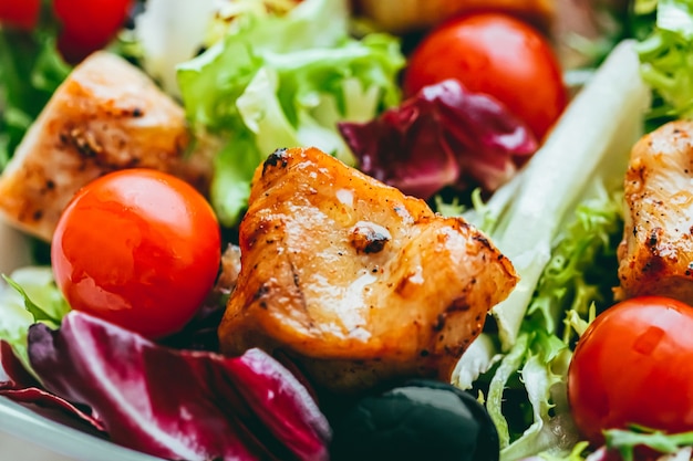 Hühnersalat mit Kirschtomaten, Salat und Gemüse für gesunde Ernährung, Lieferservice und Online-Bestellkonzept