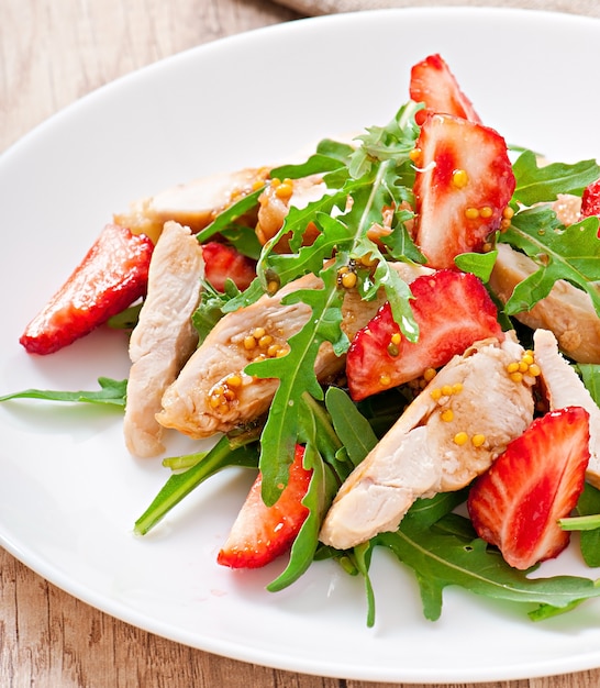 Hühnersalat mit Rucola und Erdbeeren