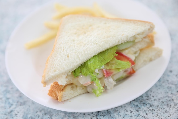 Hühnersandwich mit Salat